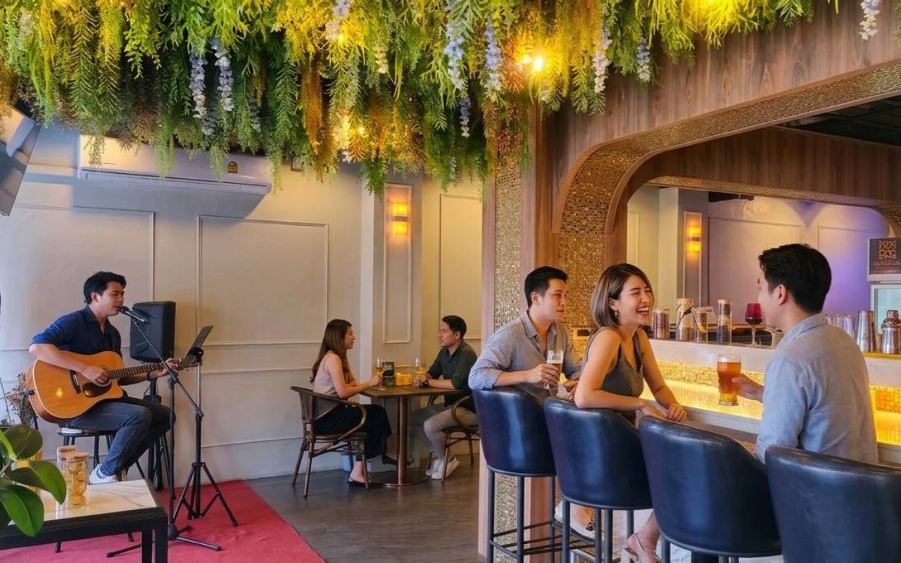 montree bar happy hour